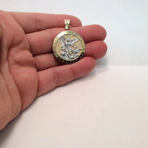 10K YELLOW REAL GOLD SOLID MEN'S SAINT MICHAEL ARCHANGEL DEVIL MEDALLION 4.5gr - Picture 6 of 8